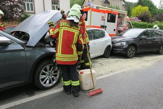 Aue-Bad Schlema: Drei Autos kollidieren an Kreuzung auf der B 169 - 