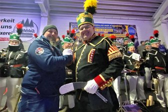 Aue-Bad Schlema: Erstmals öffentliches „Bergbier“ zum Bergmannstag - Das Bergmannsblasorchester Aue-Bad Schlema spielt zum 27. Bergmannstag.