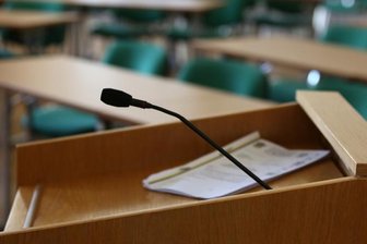 Aue-Bad Schlema: Neue Stadträtin darf Mandat nicht niederlegen - Blick in den Ratsaal im Auer Rathaus. Im neuen Stadtrat von Aue-Bad Schlema sind künftig 25 Politiker vertreten.