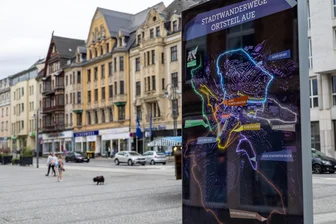 Aue-Bad Schlema überzeugt Jury: Sonderpreis beim Städtewettbewerb „Ab in die Mitte!“ gewonnen - Beim Projekt „Das lila Herz schlägt“ gewann die Große Kreisstadt den mit 30.000 Euro dotierten ersten Preis. Davon wurden unter anderem Info-Tafeln aufgestellt.