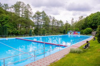 Aue-Bad Schlema verdoppelt Eintrittspreise: Freibad-Besuch wird diesen Sommer deutlich teurer - Blick auf das Freibad Auerhammer in Aue: Wer hier im Sommer ins kühle Nasse springen will, muss künftig mehr Eintritt bezahlen.