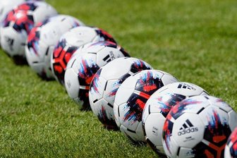 Aue-Bad Schlema verteilt 120.000 Euro an FCE, EHV und Co. - Ob schwarz-weiß oder bunt - Hauptsache der Ball rollt. Auch für den FCE gibt es von der Stadt Aue-Bad Schlema jetzt einen Zuschuss.