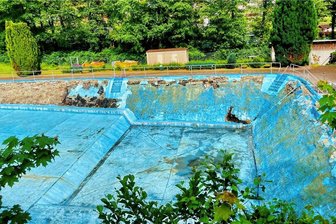 Aue-Bad Schlema: Wofür der Stadtchef in diesem Sommer das Geld ausgeben darf - Der Handlungsbedarf ist offensichtlich: Mit Flickschusterei ist dem Becken des Freibads in Auerhammer nicht geholfen.