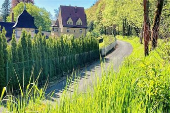 Aue: Bauantrag im zweiten Anlauf genehmigt - Die Straße "Am Floßgraben" ist schmal. Dennoch dient sie als Zufahrt. Ein Neubau soll nun dazu kommen. 