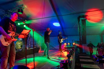 Aue bebt: Engel in Zivil heizen der „An Sibin“-Rocknacht ein - Die Band Engel in Zivil brachte das Publikum in Aue zum Beben.