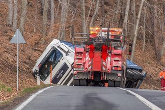 Aue/Bernsbach: Lkw kippt in Straßengraben und blockiert Straße -