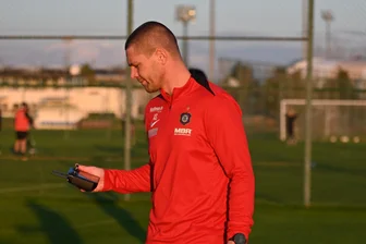 Aue-Co-Trainer Susac vor Duell mit Ex-Club VfL Osnabrück: „Lila passt zu mir“ - Co-Trainer Adam Susac, hier in Aktion im Trainingslager, verfolgt das Geschehen mit einer Drohne.