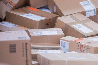Aue: Diebe stehlen leichtsinnigem Paketboten Auto samt Ladung -
