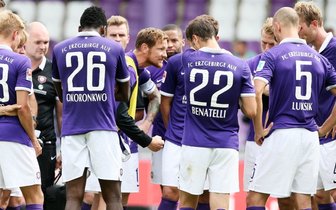 Aue droht freier Fall in die Drittklassigkeit - Routinier Michael Fink (Mitte) spielte zwar nicht, er schwörte die Mannschaft unmittelbar nach dem 0:3 aber schon mal wortgewaltig auf die schweren Zeiten im Erzgebirge ein. 