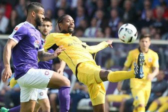 Aue erledigt Hausaufgaben und die Löwen - Cebio Soukou (links), der das 2:0 für die Auer erzielte, versucht, Münchens Abdoulaye Ba Ball abzujagen.