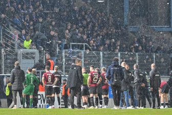 Nach der Niederlage stellte sich die Auer Mannschaft ihren Fans.