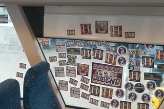 Aue-Fans verunstalten Züge nach Sachsenderby: City-Bahn kündigt weitere Konsequenzen an - Zwei Sonderzüge der City-Bahn, die am Wochenende zum Sachsenderby im Erzgebirge rollten, sind vermüllt und großflächig mit Aufklebern verunstaltet worden.