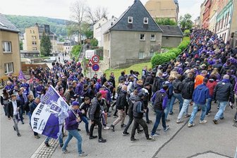 Aue: FCE-Fans planen Marsch zum Erzgebirgsstadion - Vorm letzten Heimspiel des FC Erzgebirge Aue in dieser Saison soll es eine öffentlichkeitswirksame Aktion geben: einen Fan-Marsch. Hier ein Bild aus dem Jahr 2019. Damals folgten einige Hundert Anhänger der Lila-Weißen dem Aufruf.