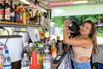 Aue feiert Sommerfest statt Stadtfest: So teuer sind Bratwurst, Bier und Co. - Sie mixt die Cocktails auf dem Sommerfest in Aue: Barchefin Sidney Seifert.