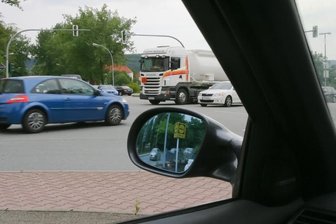 Aue fordert einen Kreisverkehr für den Autobahn-Zubringer - Gerade zu den Hauptverkehrzeiten stauen sich am Knotenpunkt der Kreuzung von Bundesstraße 169 und Staatsstraße 255 regelmäßig die Autos. Ein Kreisel soll die Lage entspannen. Doch der Weg dorthin ist schwierig.