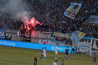 Aue gewinnt Derby in Chemnitz: CFC-Fans mit Pyro-Show – Einsatzkräfte dennoch mit positiver Bilanz? - Immer wieder zündeten Chemnitzer-Fans Pyrotechnik.