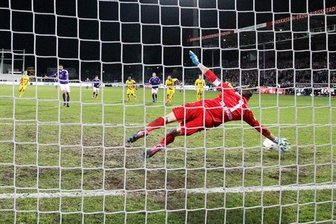 Aue gewinnt Heimspiel gegen Karlsruhe 1:0 - Dimitrij Nazarov verwandelt für Aue den Elfmeter zum 1:0.