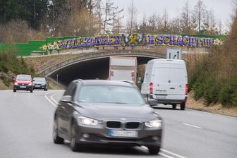 Aue grüßt wieder mit "Willkommen im Schacht!!!" - Das erneuerte Graffito über der S255 kurz vor Aue.