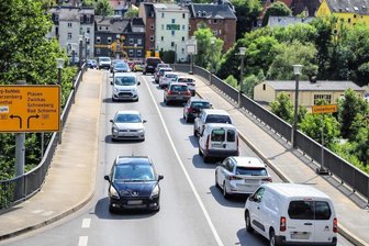Aue im Verkehrsstress: Bauarbeiten an Ortsumfahrung sorgen regelmäßig für Stau - Derzeit ein häufiges Bild: Auf der Bahnhofsbrücke in Aue staut sich der Verkehr.