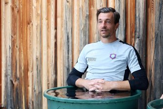 Aue-Kapitän Martin Männel im Interview: Welche Fehler darf der FC Erzgebirge nicht mehr machen? - "Wir müssen demütiger sein": Martin Männel beim Regenerieren in der Eistonne. 