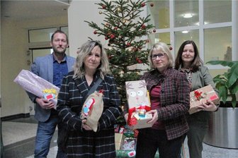 Aue: Klinik-Mitarbeiter erfüllen Wünsche von Heimkindern - Matthias Müller und Jana Schönfelder von der Diakonie Erzgebirge haben die Geschenke bei Pflegedirektorin Beatrix Halama und Helios-Geschäftsführerin Uta Ranke (von links) abgeholt.
