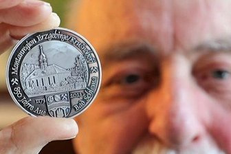 Aue: Klösterlein Zelle ziert Medaille zur 850-Jahr-Feier - Helmut Herholz von den Freiberger Münzfreunden präsentiert die Medaille in Silber, die zur 850-Jahr-Feier von Aue geprägt wurde. F
