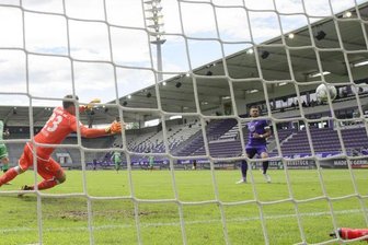            Pascal Testroet (r) erzielte für Aue das 1:0.