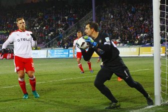 Aue lässt Chancen und Punkte bei Männel-Comeback liegen - Nach langer Zwangspause wegen einer Ellbogenverletzung gegen Düsseldorf wieder im Auer Team: Torhüter Martin Männel. Die Fans feierten den Kapitän der Veilchen überschwänglich.