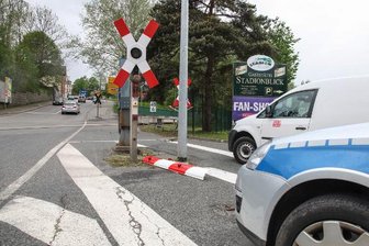 Aue: Laster durchbricht Bahnschranke - 