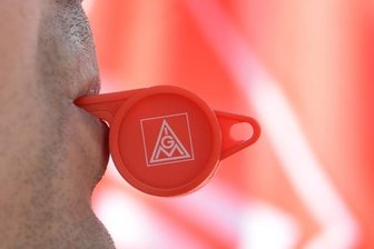 Aue: Metallwerk-Mitarbeiter streiken -