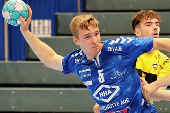 Aue misst sich höherklassig - Aues Nico Planken - hier im Spiel gegen Coburg II - und das Juniorteam des EHV waren am Sonntag in Lößnitz Gastgeber für den 2. Secoserv-Cup. Am Ende wurde es Platz 2 hinter der zweiten Mannschaft des HC Elbflorenz Dresden.