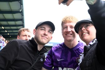 Aue-Neuzugang Weinhauer über erstes Drittligajahr: 27 Tore? „Wäre schön, ist aber utopisch“ - Erik Weinhauer (Mitte) erfüllte in Nordirland hunderten Fans den Wunsch eines gemeinsamen Fotos.
