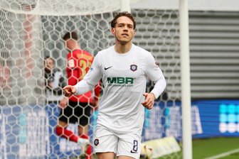 Aue-Profi Clausen freut sich über zwei Scorer und hadert mit vergebener Chance: „Der muss rein“ - Mika Clausen trifft zum 1:0 für den FC Erzgebirge Aue und jubelt mit den Teamkollegen.