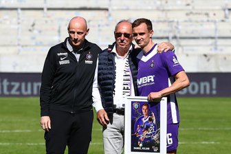 Aue-Profi Jakob über Rückrunde und 1860-Wechsel: „Habe mir nichts vorzuwerfen“ - Kilian Jakob (re.) verlässt nach zweieinhalb Jahren den FC Erzgebirge. Am vergangenen Samstag wurde er von Sportchef Matthias Heidrich (li.) und Vereinspräsident Roland Frötschner verabschiedet.