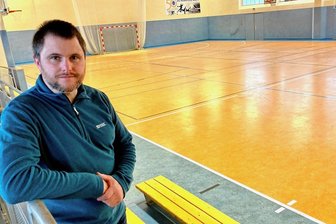 Aue pumpt Millionensumme in Turnhalle auf dem Zeller Berg - Lars Baumann ist Hausmeister in der Zeller Sporthalle. Zuletzt wurde der Spielfeldboden renoviert, besonders in den Torbereichen nutzt sich der Belag wegen intensiver Nutzung rasch ab.