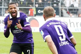 Aue punktet in Sandhausen - Romario Kortzorg feiert sein Tor zum 1:0 gemeinsam mit dem Vorlagengeber Frank Löning. Zum Auswärtssieg reichte es für die Auer aber auch gestern in Sandhausen nicht.