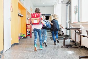 Aue regelt Temperaturen in Schulen wegen Energiekrise runter: Wie reagieren andere Erzgebirgsstädte? - In Schulen in Aue-Bad Schlema soll wegen der Energiekrise gespart werden. 