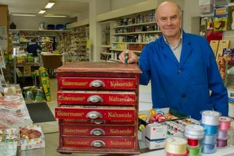 Aue-Schwarzenberg: Drogisten überleben Schlecker-Ära - Michael Brückner führt seit Jahrzehnten die Drogerie Unger, einst als Kolonialwarenladen in Pöhla von seinem Urgroßvater gegründet. Das antike Kästchen mit Nähseide ist ein Relikt aus den Anfangsjahren des Geschäfts.
