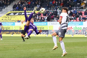Aue-Sportchef Heidrich nach Sechs-Tore-Gala: „Wird uns als Truppe zusammenschweißen“ - Omar Sijaric erwischte einen herausragenden Tag und erzielte den ersten Dreierpack seiner Karriere, darunter diesen per Seitfallzieher.