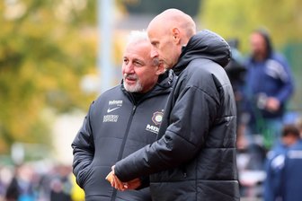 Aue-Sportchef Heidrich nach zwei Liga-Niederlagen: „Dürfen nicht die große Richtung infrage stellen“ - Sportgeschäftsführer Matthias Heidrich (rechts) im Gespräch mit Cheftrainer Pavel Dotchev.