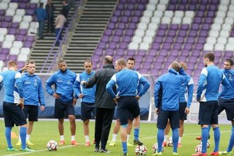 Aue sucht einen, der ins Erzgebirge passt - Steffen Ziffert leitete gestern das Training der FCE-Profis. Der Leiter des Nachwuchsleistungszentrums will trotz der prekären Lage "Spaß" bei den Übungseinheiten sehen.