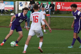 Aue testet gegen Jena: Traditionsduell am Spiegelwald - Die U 17 des FC Erzgebirge Aue hat im Stadion am Spiegelwald zuletzt den Sachsenpokalsieg gegen RB Leipzig II perfekt gemacht. Diesen Sonnabend spielen die „großen Veilchen“ an gleicher Stelle gegen Jena einen Test.