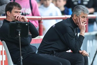 Aue-Trainer Härtel nach Pleite in Verl: „Das ist überhaupt nicht mein Fußball“ - Konsterniert saß Cheftrainer Jens Härtel in der ersten Hälfte auf seinem Klappstuhl. Daneben sein Assistent Jörg Emmerich.