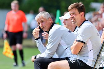 Aue-Trainer Härtel ruft intensive Trainingswochen aus: „Haben noch nichts Richtiges gemacht“ - Cheftrainer Jens Härtel (links) und Co-Trainer Jörg Emmerich waren mit den Trainingsleistungen bislang zufrieden.