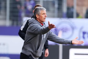 Aue-Trainer Härtel vor Auswärtsspiel in Wiesbaden: „Da haben wir noch Arbeit“ - In Wiesbaden muss Jens Härtel erneut auf Erik Majetschak und Niko Vukancic verzichten. Das Spiel kommt für die beiden zu früh.