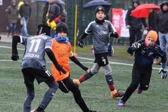 Aue triumphiert in Auerbach - Das Team des VfB Auerbach (graue Trikots) startete mit einem 2:1-Sieg gegen Stahlbau Plauen ins Turnier. Jamie Seifert (am Ball) versucht hier am Plauener Felix Döhling vorbeizudribbeln.