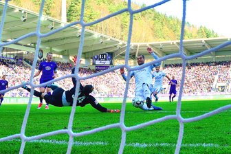 Aue unterliegt Hamburger SV - Lasogga trifft zum 1:0 für Hamburg.