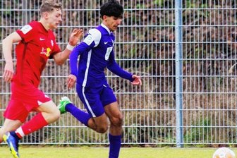 Aue vergeigt das Derby - Aues Nima Amiri (r.) und seine Teamkollegen von der U 17 haben auch das Sachsenderby gegen RB Leipzig mit 1:4 verloren.
