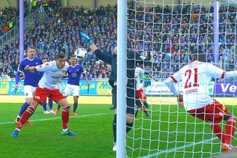 Aue verliert gegen Union Berlin mit 1:3 - Damir Kreilach (Berlin) trifft per Kopf zum 1:1.