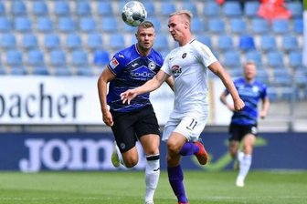 Aue verliert in Bielefeld mit 1:3 - Aues Florian Krüger und Bielefelds Florian Hartherz (l-r) im Zweikampf um den Ball. Aues Florian Krüger und Bielefelds Florian Hartherz (l-r) im Zweikampf um den Ball.
